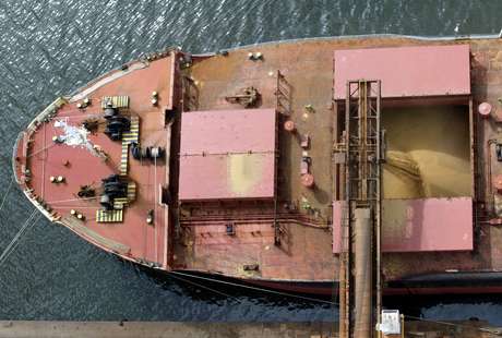 Navio é carregado com soja para exportação no porto de Paranaguá (PR)<br />
27/03/2003<br />
REUTERS/Paulo Whitaker