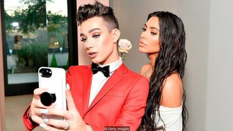 O youtuber de maquiagem James Charles e Kim Kardashian West em Los Angeles, em 2017