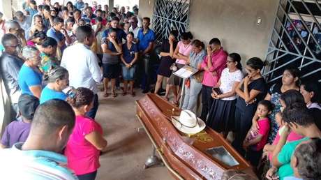O corpo do líder seringueiro Nemis Machado de Oliveira, morto em Lábrea (AM), foi velado por parentes e amigos no Acre, após o camponês ser morto por pistoleiros