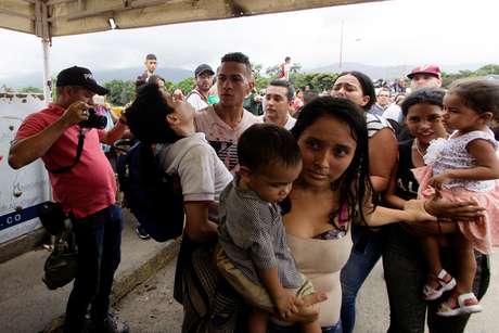 Pessoas atravessam a fronteira de ColÃ´mbia com Venezuela. REUTERS