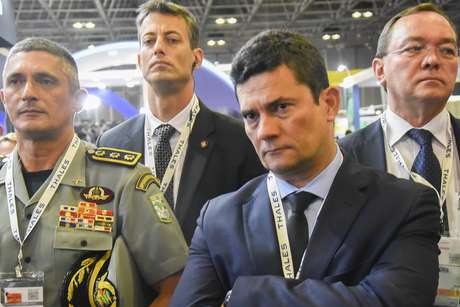 O ministro da JustiÃ§a e SeguranÃ§a PÃºblica, SÃ©rgio Moro, chega para visitar a 12Âª LAAD Defence & Security, a mais importante feira de defesa e seguranÃ§a da AmÃ©rica Latina, realizada de 2 a 5 de abril no Riocentro, na capital fluminense, nesta terÃ§a-feira, de abril de 2019.