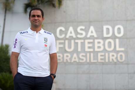 André Jardine assinou contrato com a CBF nesta quarta - FOTO: Lucas Figueiredo/CBF André Jardine assinou contrato com a CBF nesta quarta - FOTO: Lucas Figueiredo/CBF