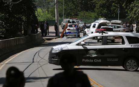 Carro da Polícia Civil de SP bloqueia via após tentativa de assalto a agências bancárias em Guararema, SP04/04/2019
REUTERS/Amanda Perobelli