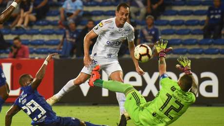 Com muita técnica Rodriginho marcou o seu terceiro gol na Libertadores em três partidas pelo Cruzeiro- RODRIGO BUENDIA / AFP Com muita técnica Rodriginho marcou o seu terceiro gol na Libertadores em três partidas pelo Cruzeiro- RODRIGO BUENDIA / AFP
