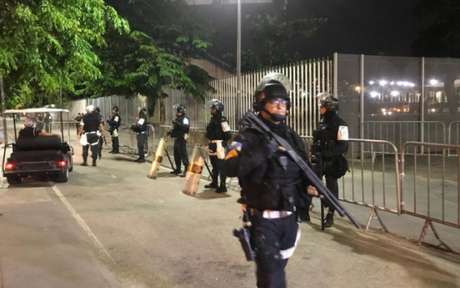 Policiamento foi reforçado na entrada dos torcedores uruguaios no Maracanã (Foto: Matheus Dantas/Lancepress) Policiamento foi reforçado na entrada dos torcedores uruguaios no Maracanã (Foto: Matheus Dantas/Lancepress)