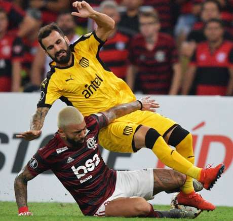 Gabigol dá entrada dura em uruguaio e acaba expulso (Foto: CARL DE SOUZA / CDS / AFP)