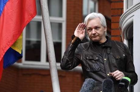 Julian Assange vive na Embaixada do Equador em Londres desde junho de 2012 Julian Assange vive na Embaixada do Equador em Londres desde junho de 2012