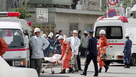 Em março de 1995, praticante de um culto realizou ataque com gás sarin em Tóquio, matando 12 pessoas
