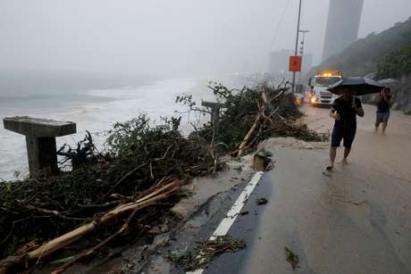 Pessoas passam ao lado de trecho destruído da ciclovia Tim Maia, no Rio de Janeiro, após fortes chuvas
09/04/2019
REUTERS/Sergio Moraes