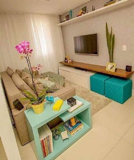 24. Sala de estar decorada em tons neutros com mesa lateral e puffs em tons de verde água diferente – Foto: Pinterest