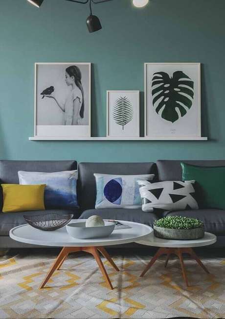 45. Parede verde água para sala de estar cinza com mesa de centro redonda – Foto: HouseHub