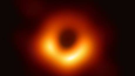 A primeira imagem da história de um buraco negro: ele está cercado pelo brilho de gases atraídos pela gravidade