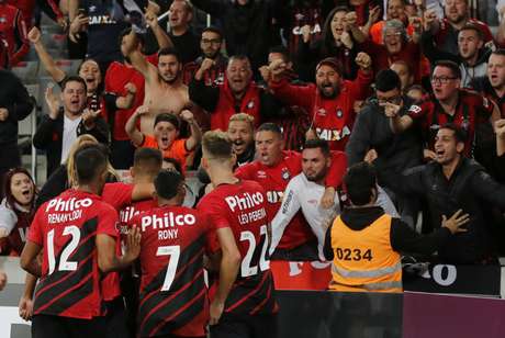 Bruno Guimarães camisa 16 do Athletico abre o placar 1x0. Athletico e Tolima se enfrentam pela quarta rodada da fase de grupos da Libertadores 2019. O jogo é válido pelo Grupo G, na Arena da Baixada, em Curitiba.