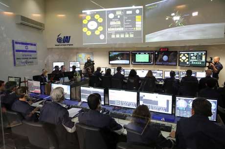Integrantes da equipe do foguete israelense Beresheet na sala de controle da missÃ£o em Yahud, em Israel11/04/2019 Cortesia Space IL/DivulgaÃ§Ã£o via REUTERS 