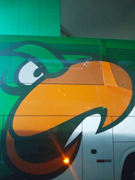 Ônibus do Palmeiras foi alvo de ataque enquanto chegava ao Allianz Parque para o jogo dessa quarta (Reprodução) Ônibus do Palmeiras foi alvo de ataque enquanto chegava ao Allianz Parque para o jogo dessa quarta (Reprodução)