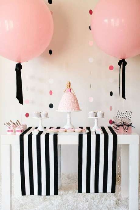 38. Decoração para festa de aniversário diferente com bolo de Barbie – Foto: Etsy