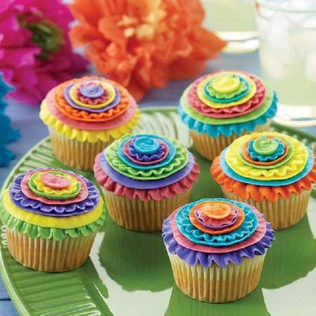 49. Doces para festa de aniversário com decoração colorida – Foto: Casa e Festa