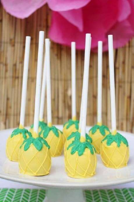 79. Doces para festa de aniversário tropical – Foto: Kara’s Party Ideas