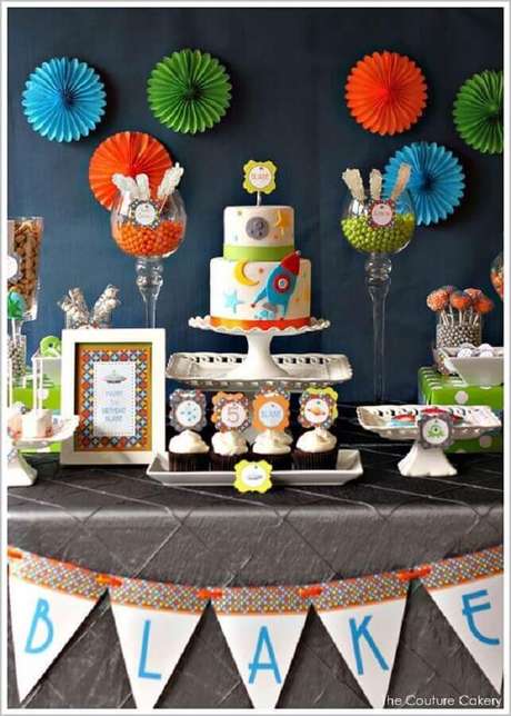 11. Decoração para festa de aniversário infantil com tema nave especial para a diversão do seu pequeno astronauta – Foto: The Couture Cakery