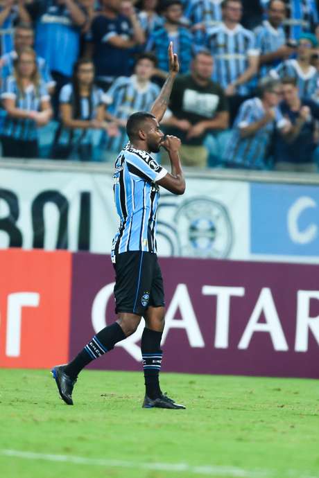 Leonardo Gomes comemora o 3ª gol do Grêmio, marcado por ele, durante Grêmio x Rosario Central (ARG), partida válido pela quarta rodada da fase do grupo H (Rodada 4 de 6 partidas) da Copa Conmebol Libertadores 2019. Jogo realizada na Arena do Grêmio na noite desta quarta-feira (10) em Porto Alegre, RS, Brasil Leonardo Gomes comemora o 3ª gol do Grêmio, marcado por ele, durante Grêmio x Rosario Central (ARG), partida válido pela quarta rodada da fase do grupo H (Rodada 4 de 6 partidas) da Copa Conmebol Libertadores 2019. Jogo realizada na Arena do Grêmio na noite desta quarta-feira (10) em Porto Alegre, RS, Brasil