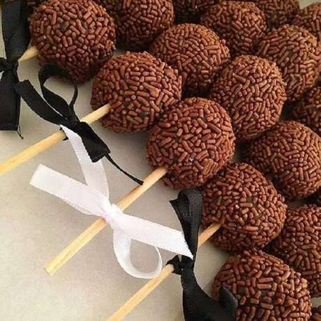 6. Espetinhos de brigadeiro é uma forma diferente de servir doces para festa de aniversário – Foto: Pinosy