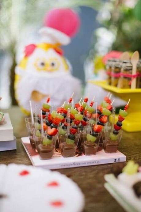 95. Ideias para festa de aniversário com frutas banhada sem chocolate – Foto: Pinterest