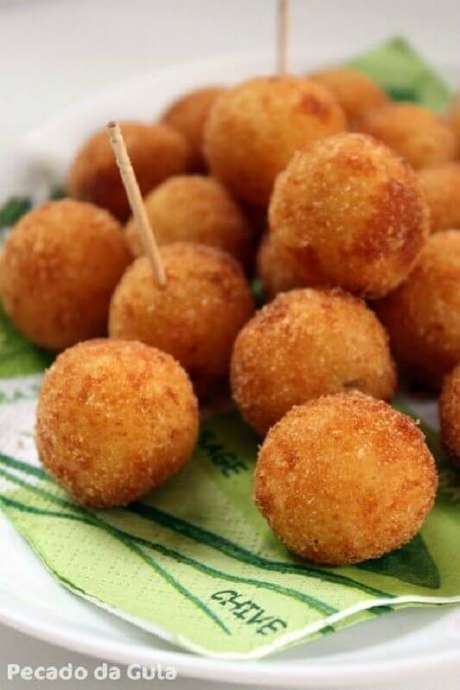 4. Salgadinhos tradicionais como coxinhas e kibes são as comidas para festa de aniversário que mais agrada os convidados – Foto: Pecado da Gula