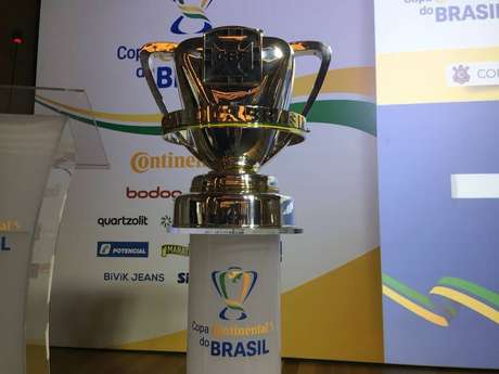 Taça que será dada ao campeão da Copa do Brasil