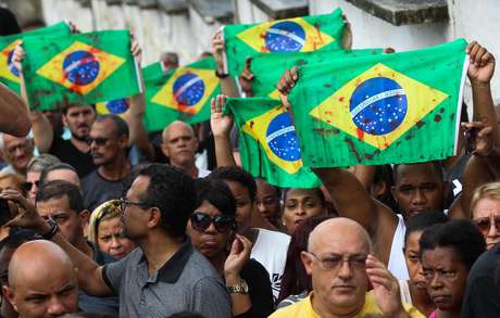 Parentes e amigos no enterro do músico Evaldo dos Santos Rosa, de 46 anos, no Cemitério de Ricardo de Albuquerque, na zona norte do Rio de Janeiro Parentes e amigos no enterro do músico Evaldo dos Santos Rosa, de 46 anos, no Cemitério de Ricardo de Albuquerque, na zona norte do Rio de Janeiro