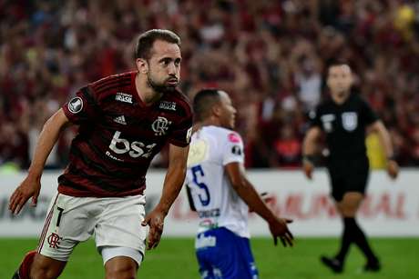 Everton Ribeiro, do Flamengo, comemora o seu gol em partida contra San José, da Bolívia, válida pela quarta rodada do Grupo D da Copa Libertadores 2019, no Estádio do Maracanã, zona norte do Rio de Janeiro, nesta quinta-feira (11).