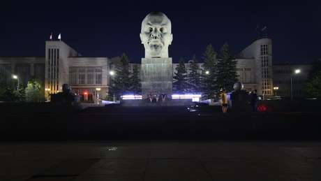 Estátua em cidade perto da Mongólia celebra o primeiro centenário do aniversário de Lenin