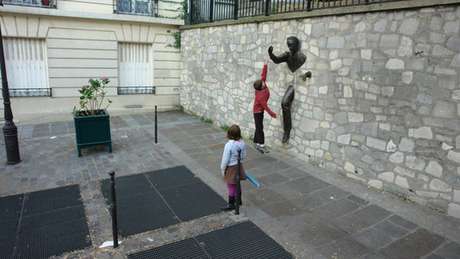 Escultura em Paris remete a personagem de livro que tinha o poder de atravessar paredes