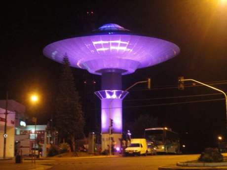 Monumento em Varginha eterniza caso do ET, com caixa d'água em forma de disco voador
