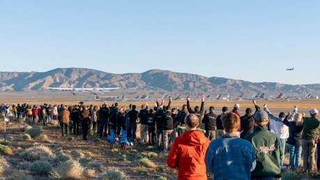 Voo inaugural do Stratolaunch no deserto de Mojave