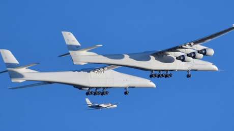 Voo inaugural do Stratolaunch no deserto de Mojave