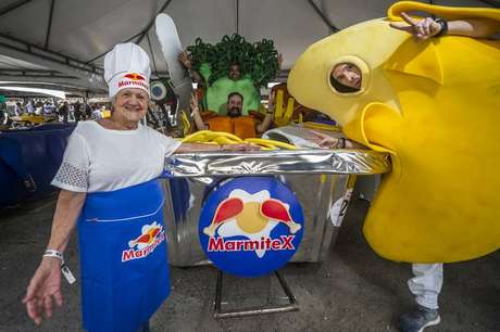 Os membros da equipe do Marmitex se fantasiaram de alimentos para destacar um ícone do trabalhador paulistano.