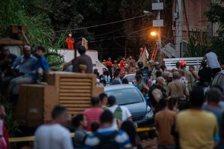Dois prédios de seis andares desabaram na manhã desta sexta-feira (12) na comunidade da Muzema, que fica no Itanhangá, zona oeste da cidade Dois prédios de seis andares desabaram na manhã desta sexta-feira (12) na comunidade da Muzema, que fica no Itanhangá, zona oeste da cidade