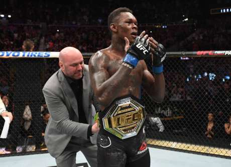 Adesanya venceu o ex-campeÃ£o Anderson Silva em fevereiro e conquistou agora o tÃ­tulo interino (Foto: Getty Images)