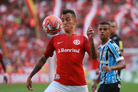 Iago, do Internacional, em lance da primeira partida da final do Campeonato Gaúcho 2019 contra o Grêmio, disputada no estádio Beira-Rio, em Porto Alegre (RS), na tarde deste domingo, 14 de abril de 2019.