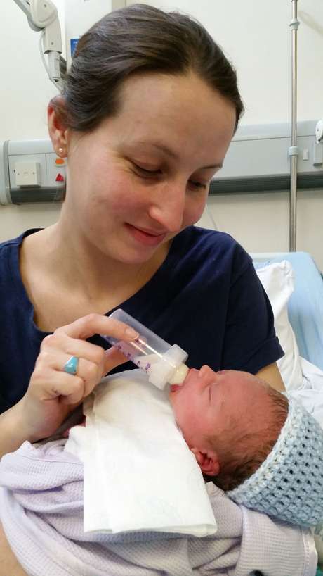 Ellie Finch Hulme decidiu não amamentar o filho por temer que seu leite levasse ao bebê parte do medicamento que tomava Ellie Finch Hulme decidiu não amamentar o filho por temer que seu leite levasse ao bebê parte do medicamento que tomava