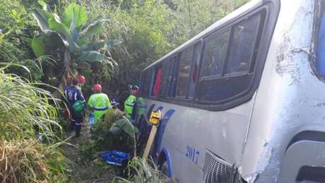 Acidente na Rodovia Régis Bittencour envolveu ônibus e caminhão 