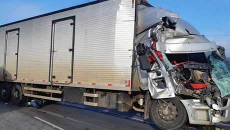 Acidente entre ônibus e caminhão na altura do Km 306 da Rodovia Régis Bittencourt