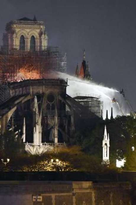 Catedral de Notre Dame será reconstruída, diz Macron Catedral de Notre Dame será reconstruída, diz Macron