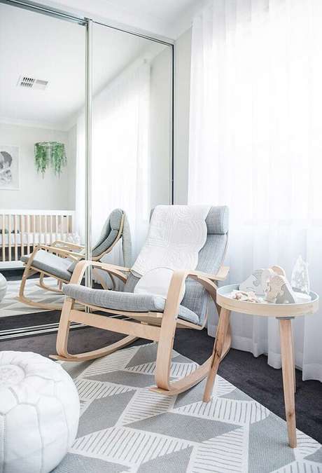 4. Decoração clean para quarto de bebê com cadeira de amamentação com balanço e puff para descanso dos pés – Foto: Baby Print Shoppe 4. Decoração clean para quarto de bebê com cadeira de amamentação com balanço e puff para descanso dos pés – Foto: Baby Print Shoppe