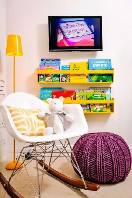 27. Decoração infantil com puff de crochê redondo e cadeira de balanço eames – Foto: Pinterest 27. Decoração infantil com puff de crochê redondo e cadeira de balanço eames – Foto: Pinterest