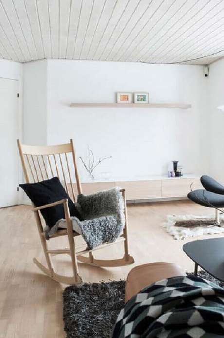 28. A cadeira de balanço de madeira combina com vários tipos de decoração – Foto: Neu dekoration stile 28. A cadeira de balanço de madeira combina com vários tipos de decoração – Foto: Neu dekoration stile