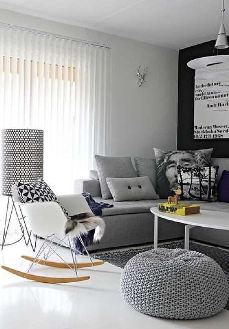 31. Decoração moderna para sala cinza com cadeira de balanço eames – Foto: Mad for Modern 31. Decoração moderna para sala cinza com cadeira de balanço eames – Foto: Mad for Modern
