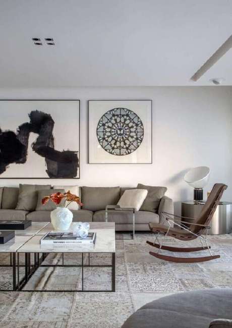 32. Decoração moderna para sala ampla com cadeira de balanço – Foto: Gisele Taranto 32. Decoração moderna para sala ampla com cadeira de balanço – Foto: Gisele Taranto
