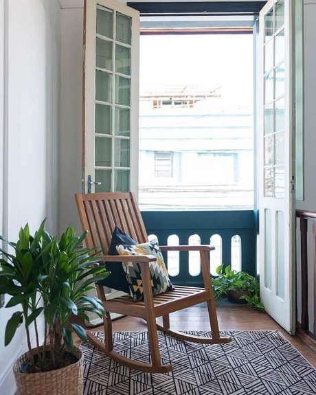 34. Decoração neutra com cadeira de balanço de madeira – Foto: Matú Arquitetura 34. Decoração neutra com cadeira de balanço de madeira – Foto: Matú Arquitetura