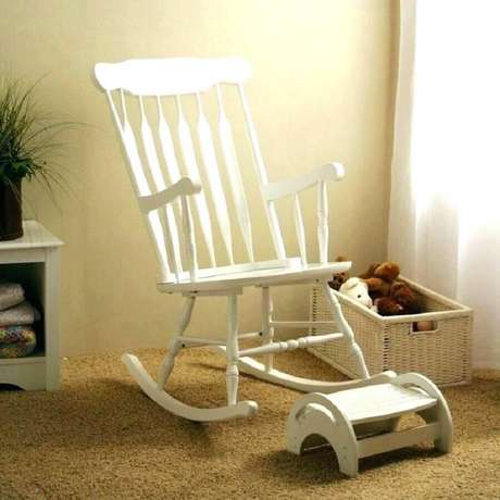 2. Modelo clássico de cadeira de balanço de madeira pintada de branco – Foto: Thesrch 2. Modelo clássico de cadeira de balanço de madeira pintada de branco – Foto: Thesrch